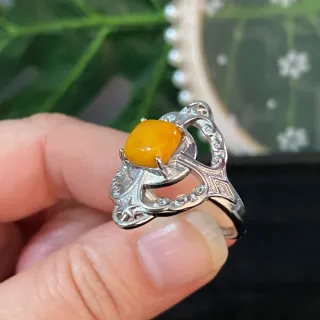 Anillo de acero inoxidable con ámbar natural