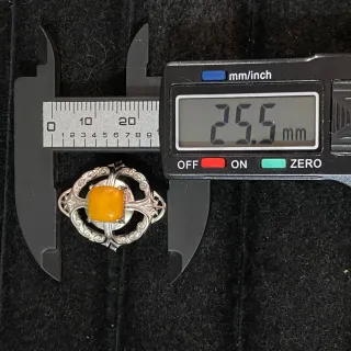 Anillo de acero inoxidable con ámbar natural