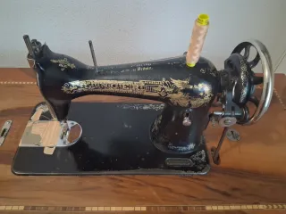 Máquina de coser antigua de madera y metal