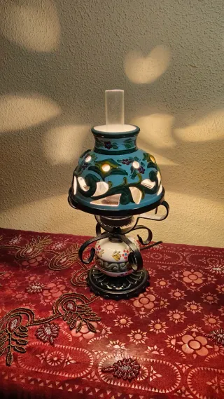 ANTIGUA LÁMPARA QUINQUÉ CERÁMICA Y HIERRO