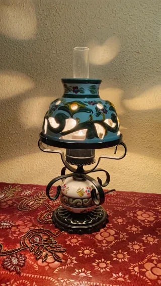 ANTIGUA LÁMPARA QUINQUÉ CERÁMICA Y HIERRO