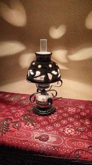 ANTIGUA LÁMPARA QUINQUÉ CERÁMICA Y HIERRO