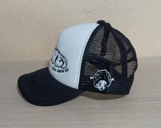 Gorra trucker PSYCHONE blanca y negra