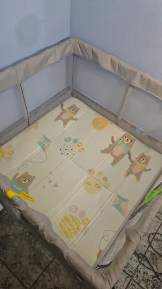 Parque de juegos infantil con alfombra reversible