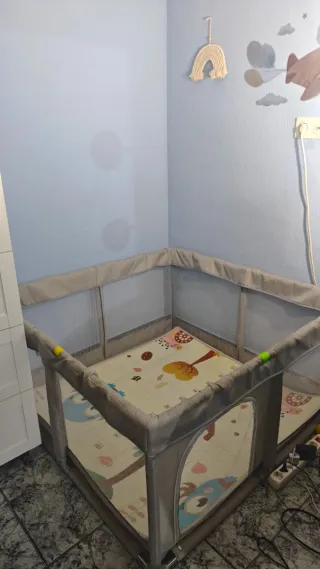 Parque de juegos infantil con alfombra reversible