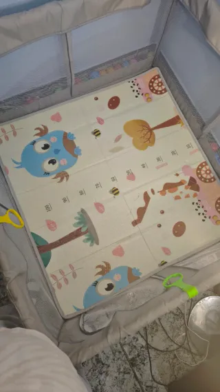 Parque de juegos infantil con alfombra reversible