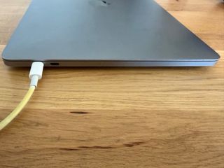 MacBook Pro 13” (2020) i5 · 16 GB RAM Muy Cuidado