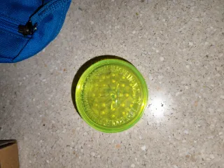 Molino de hierbas amarillo