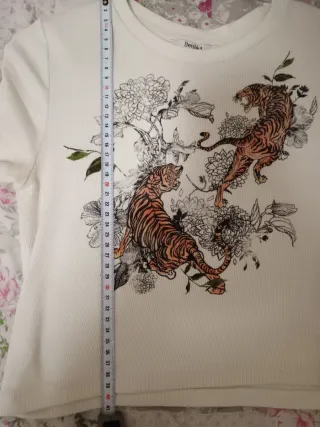 Crop top Bershka estampado tigre y flores