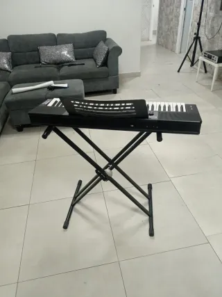 Piano 61 teclas con soporte