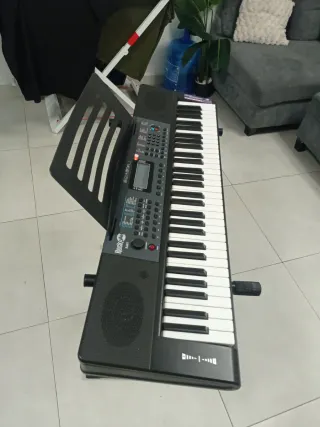 Piano 61 teclas con soporte