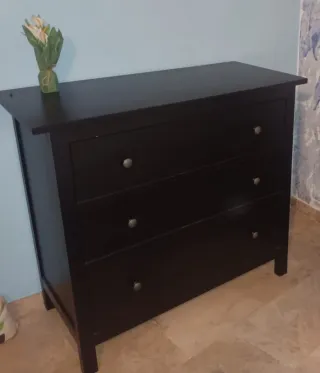 Cómoda de madera negra