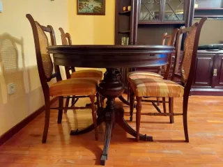 Mesa comedor clásica y 4 sillas