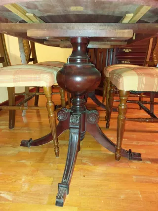 Mesa comedor clásica y 4 sillas