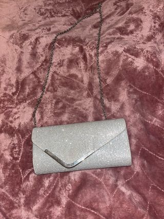 Bolso de fiesta plateado brillante con cuerda.