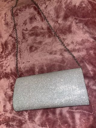 Bolso de fiesta plateado brillante con cuerda.