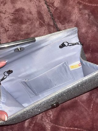 Bolso de fiesta plateado brillante con cuerda.
