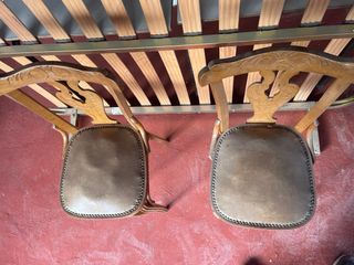 Juego de 2 sillas antiguas de madera y cuero