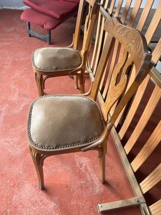 Juego de 2 sillas antiguas de madera y cuero