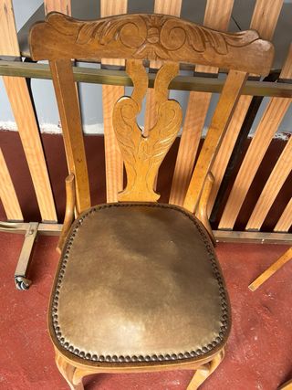Juego de 2 sillas antiguas de madera y cuero