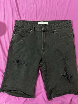 Pantalón corto Bershka negro desgastado T.46