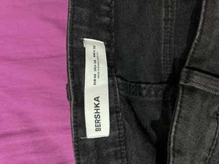 Pantalón corto Bershka negro desgastado T.46