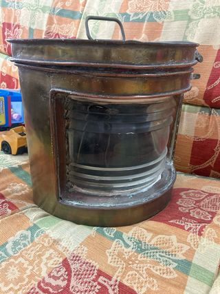 Farol náutico antiguo de barco