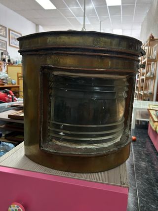 Farol náutico antiguo de barco