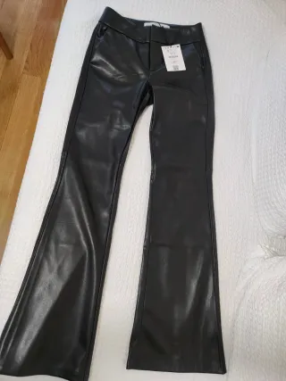 Pantalón efecto piel Bershka negro