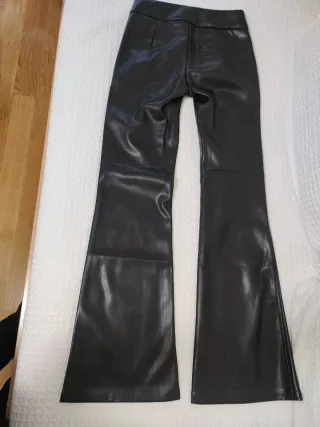 Pantalón efecto piel Bershka negro