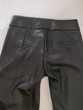 Pantalón efecto piel Bershka negro