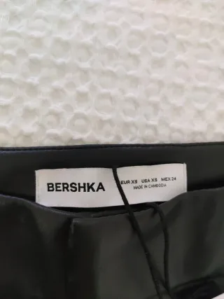 Pantalón efecto piel Bershka negro