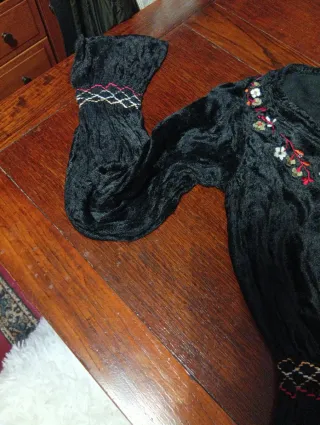 Blusa nera in ciniglia con ricami