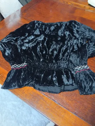 Blusa nera in ciniglia con ricami