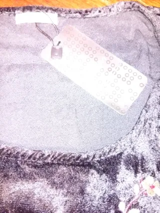 Blusa nera in ciniglia con ricami