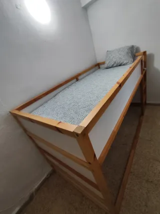 Cama alta infantil KURA IKEA con colchón