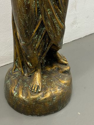 Estatua de bronce mujer con ave