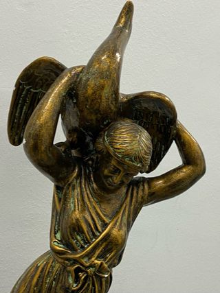 Estatua de bronce mujer con ave