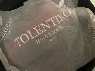 Tocado Tolentino Haute Hats Rojo y Morado