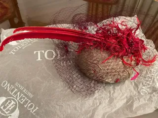 Tocado Tolentino Haute Hats Rojo y Morado