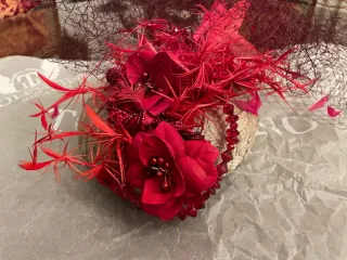 Tocado Tolentino Haute Hats Rojo y Morado