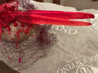 Tocado Tolentino Haute Hats Rojo y Morado