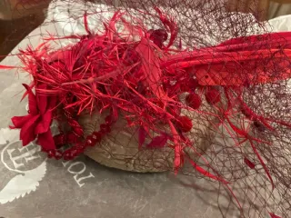 Tocado Tolentino Haute Hats Rojo y Morado