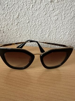 Gafas de sol Prada negras y doradas
