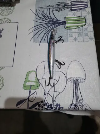 Señuelo de pesca plateado