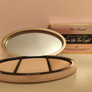 Too Faced Paleta Iluminadora Born This Way