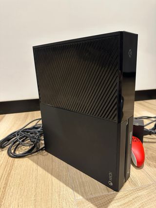 Xbox One Negra con Mando Rojo