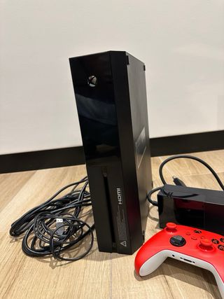 Xbox One Negra con Mando Rojo