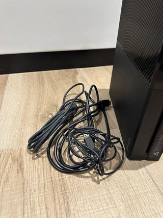 Xbox One Negra con Mando Rojo