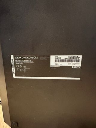 Xbox One Negra con Mando Rojo